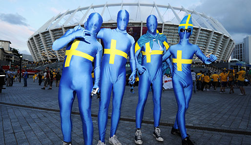 Diese schwedischen Fans verhüllen sich in netten Ganzkörperanzügen - aber zeigen teilweise trotzdem etwas zu viel...