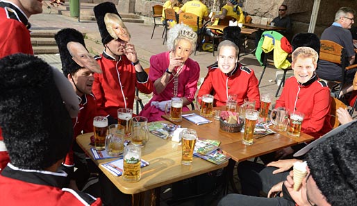 Majestätische Prominenz aus England versammelte sich in Kiew und fand sich auf eine gemütliche Runde Bier ein