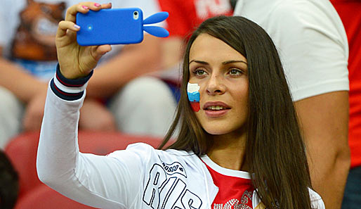 Dieser russische Fan macht mit seinem Enten-Phone ein paar Erinnerungsfotos