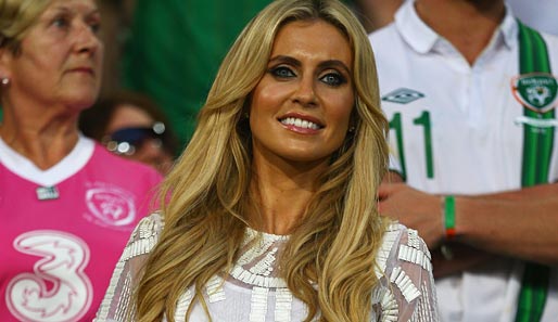 Die Iren verabschieden sich von der EM, aber sehen zumindest gut dabei aus: Robbie Keanes Ehefrau Claudine Keane nimmt das Ausscheiden mit einem Lächeln