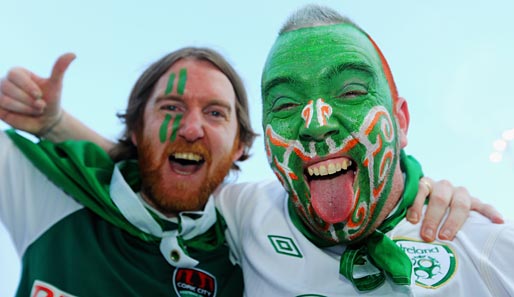 Grüne Trikots, roter Bart und vermutlich nicht ganz nüchtern - diese Fußballbegeisterten passen etwas besser ins irische Fan-Klischee als Frau Keane