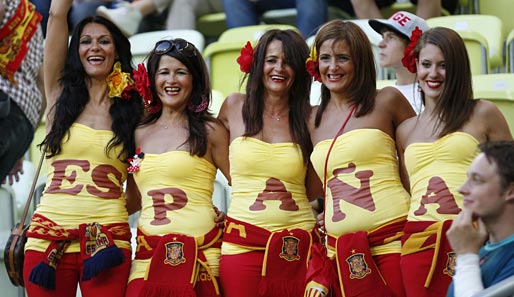 Bei der EM 1996 wären diese spanischen Fans ohne Frage in die Rubrik sexy gefallen - Tendenz heute: bunt und skuril