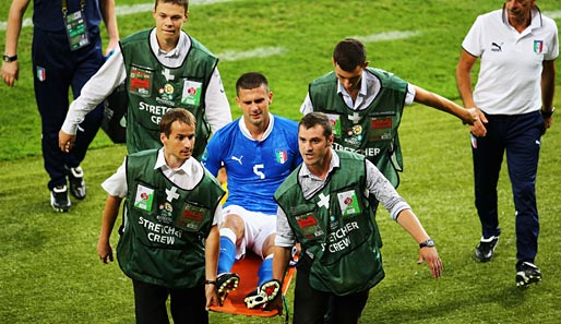 Thiago Motta musste nur kurz nach seiner Einwechslung verletzt vom Feld und konnte nicht weitermachen - bitter, denn Italien hatte bereits drei Mal gewechselt