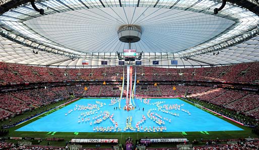 ERÖFFNUNGSFEIER: Im Warschauer Nationalstadion führten hunderte Tänzer eine unterhaltsame Choreografie auf