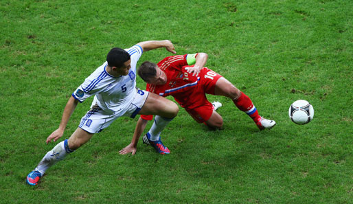 Andrej Arshawin (r.) hatte gegen die kantige griechische Hintermannschaft um Schalkes Kyriakos Papadopoulos einen schweren Stand