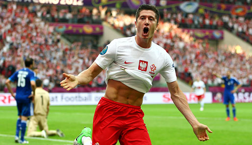 Der erste Torjubel der EM 2012 - die Fans im Warschauer Nationalstadion unterstützten ihre Mannschaft lautstark