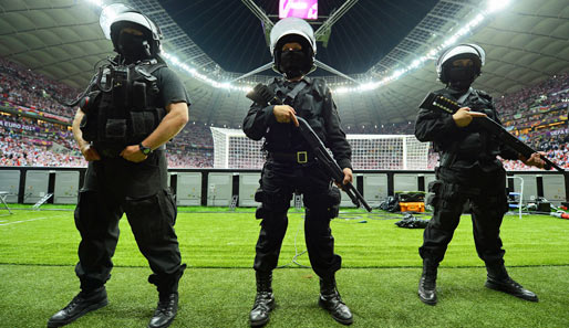 Vor dem Spiel Polen gegen Russland gab es in der Innenstadt von Warschau schwere Ausschreitungen - Auch im Stadion wurde Sicherheit groß geschrieben