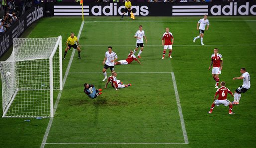Weil so schön war: das 1:0 durch Podolski - jeder guckt und staunt über den rechten Fuß von Poldi