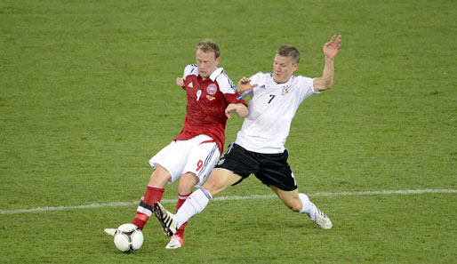 Bastian Schweinsteiger arbeitete enorm viel im Mittelfeld - hier kämpft er mit Dänemarks Torschütze Krohn-Dehli um den Ball