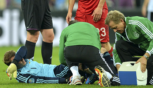 Helder Postiga foulte Manuel Neuer - ein kurzer Schreckmoment, der DFB-Schlussmann konnte aber weiterspielen
