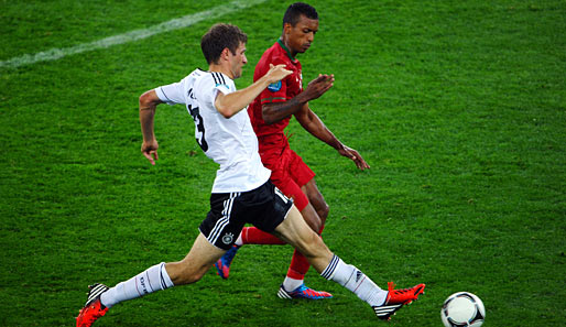 Der Deutsche ist zuerst am Ball - Thomas Müller gegen Nani