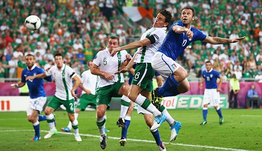 ITALIEN - IRLAND 2:0: Italien sichert sich durch einen glanzlosen aber verdienten 2:0-Erfolg über Irland den Einzug ins Viertelfinale. Hier köpft Antonio Cassano (r.) das erste Tor