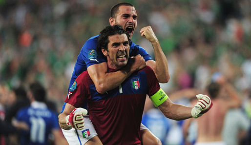 Am Ende hatten sich trotzdem alle Italiener lieb und feierten ausgelassen das Erreichen des Viertelfinals. Hier trägt Gigi Buffon Bonucci über den Platz