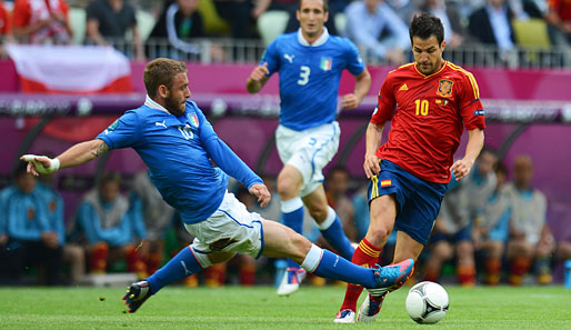 SPANIEN - ITALIEN 1:1: Daniele De Rossi (l.) fühlte sich in seiner Rolle als Libero wohl - hier nimmt er Cesc Fabregas den Ball ab