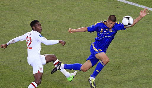 ENGLAND - UKRAINE 1:0: England erkämpft sich einen knappen Sieg und wirft den Co-Gastgeber Ukraine raus. Jewhen Chatscheridi (r.) ist vor Danny Welbeck am Ball