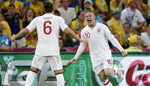 Gleich in seinem ersten Spiel bei der Euro erzielt Rooney ein Tor. Terry feiert mit