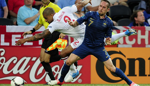 FRANKREICH - ENGLAND 1:1: Franck Ribery (r.) und Co. kamen beim Auftaktspiel der Gruppe D gegen die Three Lions nicht über ein 1:1-Unentschieden hinaus