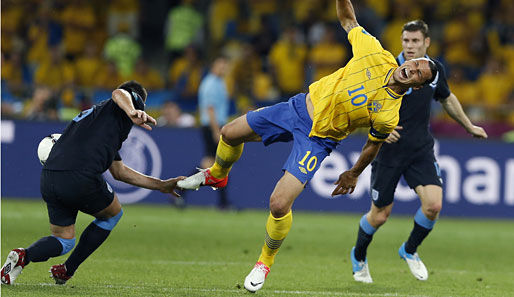 Schwedens Top-Stürmer Zlatan Ibrahimovic (M.) hatte gegen Englands knallharte Verteidigung einen schweren Stand