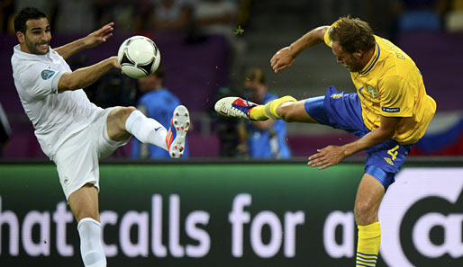 Hoch das Bein: Schwedens Andreas Granqvist (r.) und Frankreichs Adil Rami