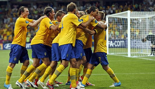 Die Schweden feiern das 2:0 durch Sebastian Larsson