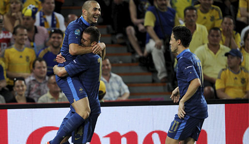Jeremy Menez (M.) sorgte mit seinem sehenswerten Tor für das erlösende 1:0 für Frankreich und feierte den zweifachen Vorlagengeber Karim Benzema (l.)