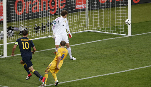 In der ersten Halbzeit hatte Zlatan Ibrahimovic (l.) noch Pech und der Pfosten verhinderte nach einem Kopfball die Führung für Schweden