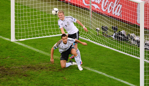 DEUTSCHLAND - GRIECHENLAND 4:2: Nach wenigen Minuten zappelte der Ball bereits im Netz, doch Miroslav Klose stand bei Khediras Schuss zuvor im Abseits. Hätte er mal für Schürrle überlassen...
