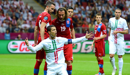 Ungewohntes Bild: Cristiano Ronaldo (M.) hadert mit dem Schiedsricher. Petr Jiraceks (Nr.19) Blick spricht Bände