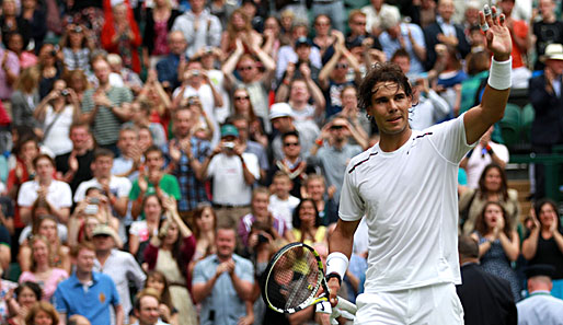 ... dann machte der zweimalige Wimbledon-Sieger seinen 7:6, 6:2, 6:3-Erfolg gegen Thomasz Bellucci perfekt und ließ sich vom Publikum feiern