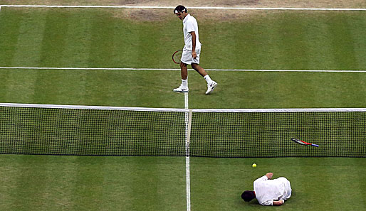 Ein Bild mit Symbolcharakter: Murray am Boden (er war ausgerutscht), für Federer ist er nur ein weiteres Opfer