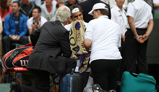 Roger Federer bekam in seinem Match gegen Xavier Malisse im ersten Satz Rückenprobleme...
