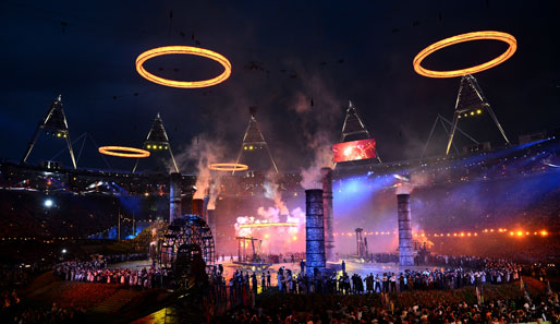 Wie von Geisterhand werden über dem Stadion die olympischen Ringe zusammengeschmiedet. Tolle Bilder. Man lässt sich eben nicht lumpen
