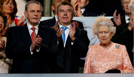 Trotz Fallschirmsprung sitzt die Frisur perfekt. Wirklich glücklich blickt die Queen allerdings noch nicht drein