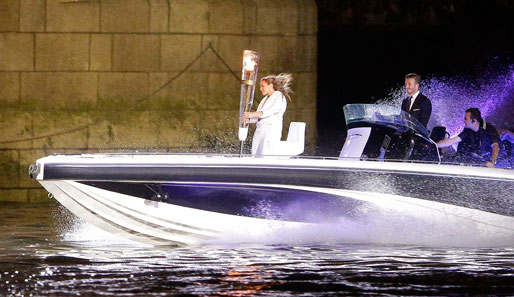 Wie einst James Bond steuert David Beckham sein Boot über die Themse. Stunts jeglicher Art wären bei der wertvollen Fracht jedoch eher weniger angebracht