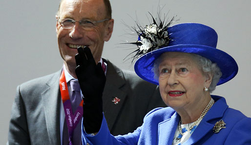 Her Majesty war ganz schön blau - passend zum Schwimmwettbewerb, den sie besuchte
