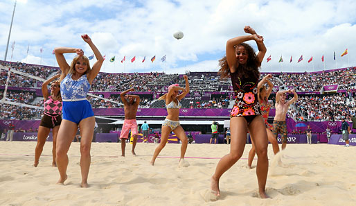 Beim Beach-Volleyball begeisterte nicht nur die Pausenüberbrückung mit Jubeltänzen