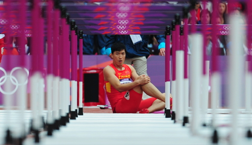 Trauriger Blick nach vorn. Erneut verletzte sich Xiang Liu schwer an der Achillessehne und konnte das Rennen über 110 m Hürden nicht beenden