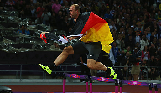 So grazil schwebt nur ein Olympiasieger! Robert Harting war nach dem Sieg so gut drauf, dass er die 100 Meter Hürden der Damen auch gleich gewann