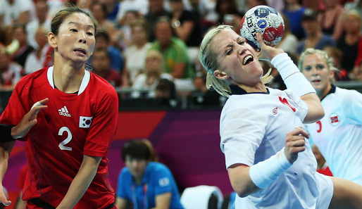 Nowegens Handballerin Heidi Loke (r.) scheint ziemlich sicher, dass sie das Tor trifft. Sun Hee Woo will den Ball verschrecken