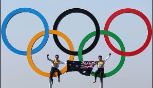 Mathew Belcher und Malcolm Page lassen sich symbolträchtig für ihren Olympiasieg feiern