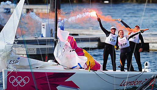 Nein, diese Damen wollen nicht aus höchster Seenot gerettet werden: So feiern die Spanierinnen ihren Olympiasieg