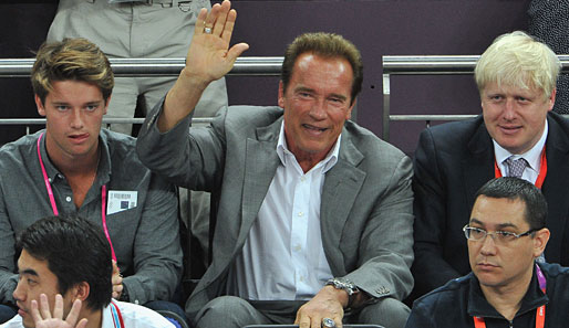 Arnie ließ sich die "Äktschn" von Kobe & Co. nicht entgehen. Rechts neben sitzt übrigens Bürgermeister Boris Johnson, wie er leibt und lebt