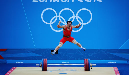 Erst hebt er, dann springt er. Der Nordkoreaner Kim Un Guk machte Olympiasieg und Weltrekord gleich im Paket klar