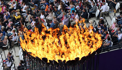 Das olympische Feuer ist seit der Eröffnungsfeier vor einer Woche umgezogen und thront jetzt über den Zuschauern im Olympiastadion