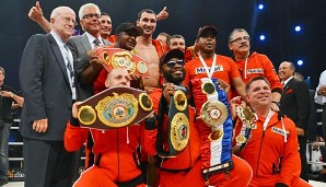 Bitte lächeln fürs Siegerfoto: Wladimir Klitschko und Anhang, samt WBA-, WBO-, IBF-, IBO- und "The Ring"-Gürtel