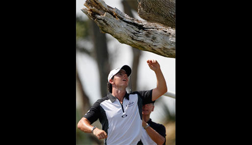 Rory McIlroy liegt super im Rennen - auch wenn er an der 3 seinen Ball in den Baum schlug! Unfassbar!