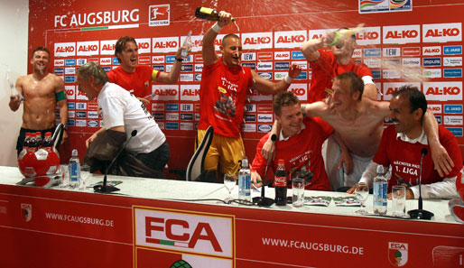 Der größte Erfolg: Der erste Bundesliga-Aufstieg 2011. Die Bierdusche für Trainer Jos Luhukay (r.) durfte nicht fehlen