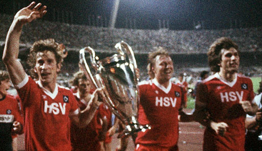 Der größte Erfolg: 1983 setzten sich Horst Hrubesch (M.) und Co. die europäische Krone auf und gewannen den Pokal der Landesmeister