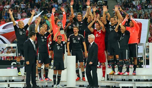 Da ist das Ding! Die Bayern präsentieren ihren ersten Titel der Saison 2012/13
