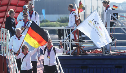 Die Fahnenträger 2012: Hockey-Ikone Natascha Keller und Achter-Schlagmann Kristof Wilke führen das Team vom Traumschiff
